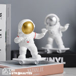 figurine astronaute skateur