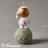 figurine petit astronaute sur la lune
